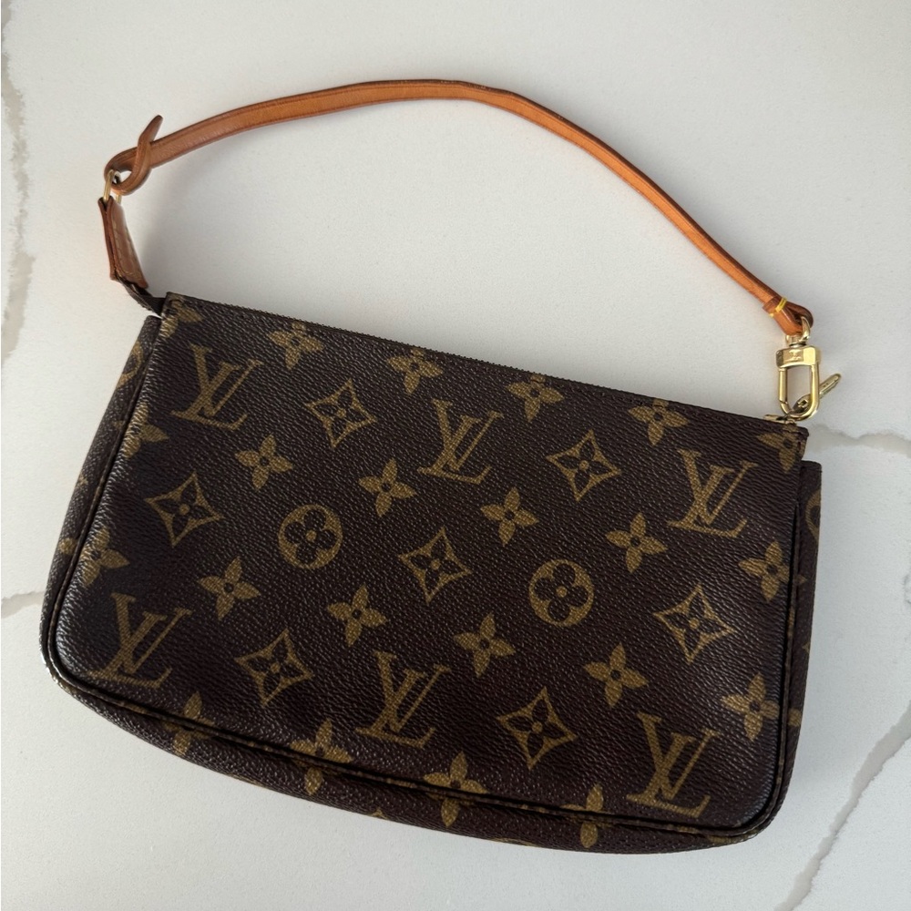 LV pochette monogram